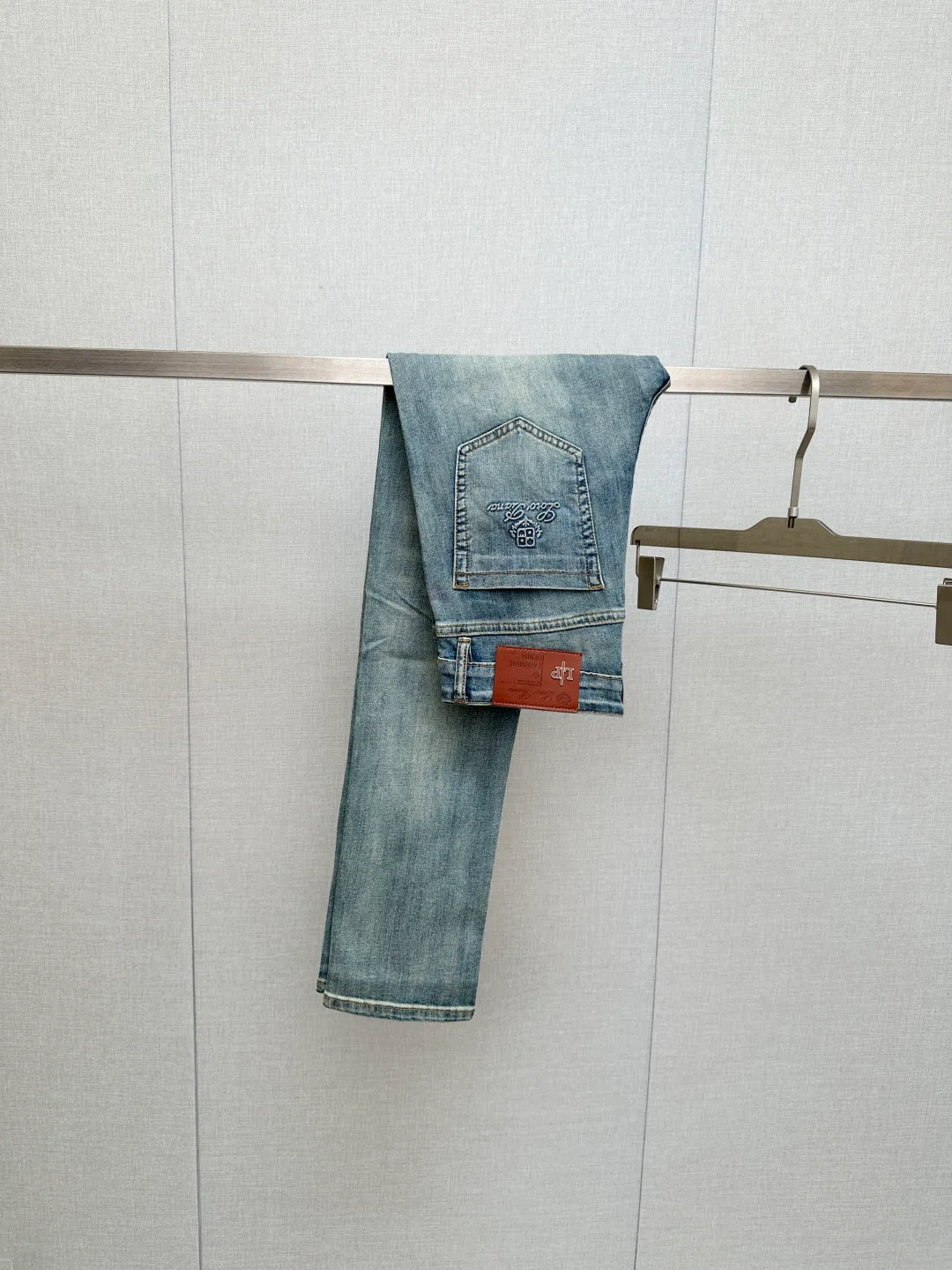 Available at the official website counter at the same time, the Original is a very stylish pair of jeans, with customized original washed denim fabric, unique design, top-notch printing technology letter pattern logo, original hardware accessories decoration, an extremely outstanding pair of jeans, the materials and craftsmanship are extremely luxurious and exquisite, extremely high-grade, handsome and stylish upper body, recommended 👍, Sizes: 29-38